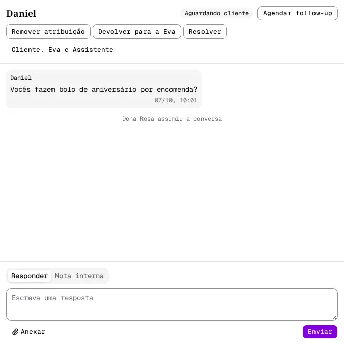 Conversa assumida com a linha Dona Rosa assumiu a conversa e os botões Remover atribuição, Devolver para a Eva e Resolver.